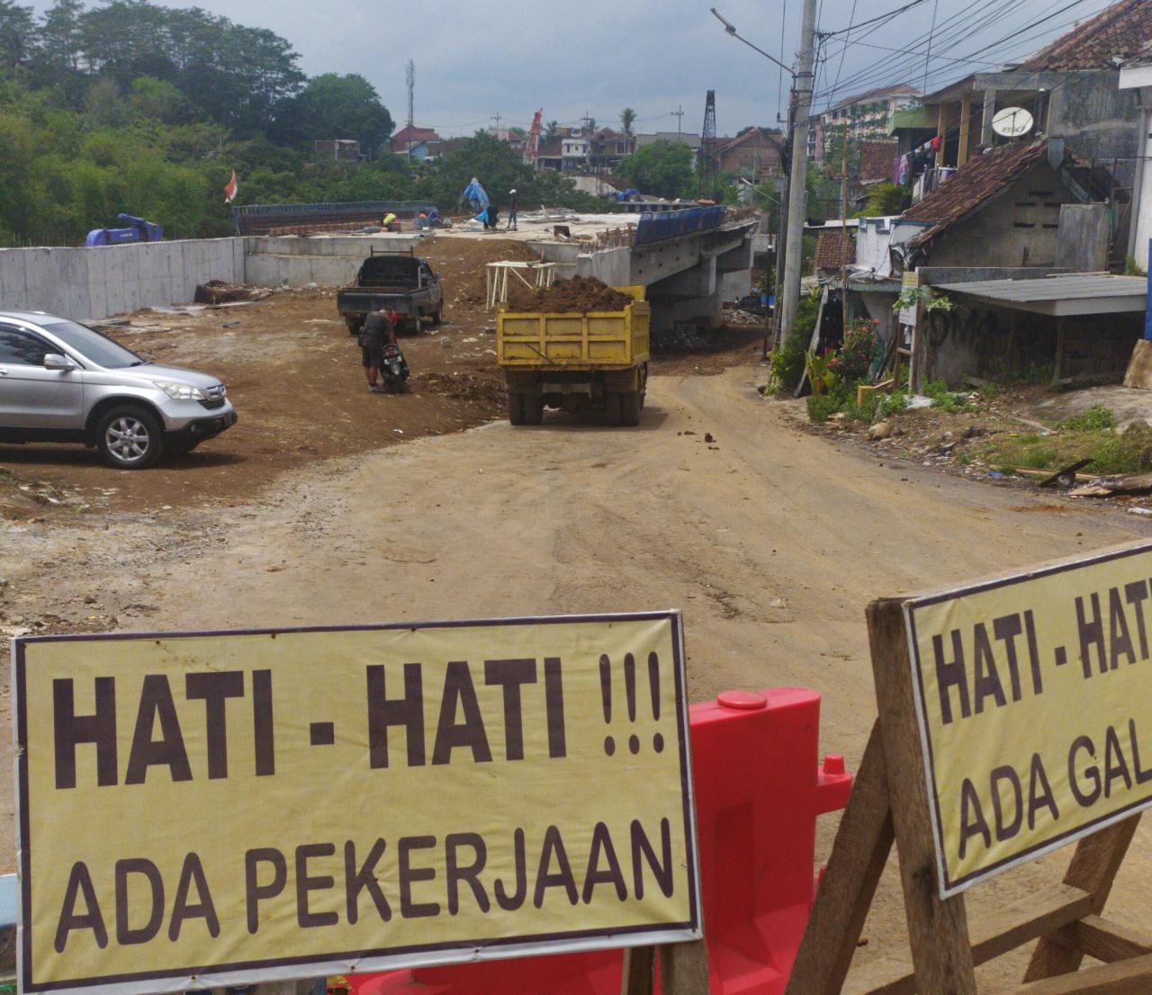 Pembangunan Jembatan Kedung Kandang yang terus berlangsung hingga saat ini. (Errica V / Radar Malang)