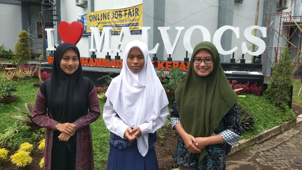Lely Maulida (kanan), Serly Fanda Fauziyah (kiri) dan Hestiningtiyas (tengah) jadi perwakilan SMK Muhammadiyah 5 Kepanjen di program SMK Bangun Desa. (Dwi Kartiko / Radar Malang )