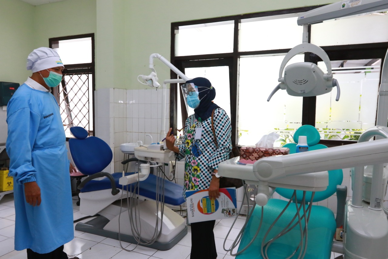 Tim pemantauan saat mengunjungi  Puskesmas Arjowinangun. (Rubianto / Radar Malang)