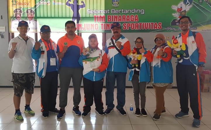 Ketum PABSI Kota Malang Yoga Adhinata (kiri kaos putih) bersama atlet dan pelatih PABBSI Kota Malang. (Istimewa)