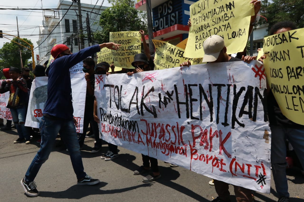 Mahasiswa timur yang tergabung dalam Aliansi Mahasiswa timur Melawan melakukan aksi memprotes pembangunan Pulau Komodo (Rubianto / Radar Malang)