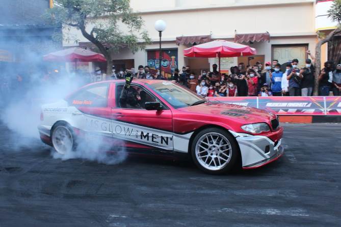 Aksi drifter internasional asal Indonesia yakni Akbar Rais dan Denny Ferdito di Museum Angkut, kemarin (8/11). (Istimewa)