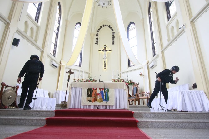 Penyisiran di setiap sudut ruangan Gereja Kayutangan saat libur Natal dan Tahun Baru, tahun lalu.  (Rubianto/Radar Malang)