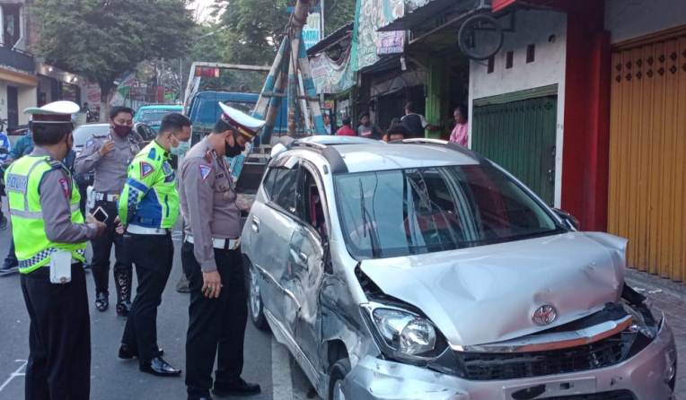 Salah satu kendaraan korban kecelakaan karambol di Jalan Raya Trunojoyo, Songgokerto, Kota Batu, Sabtu (7/11) lalu. (Istimewa)