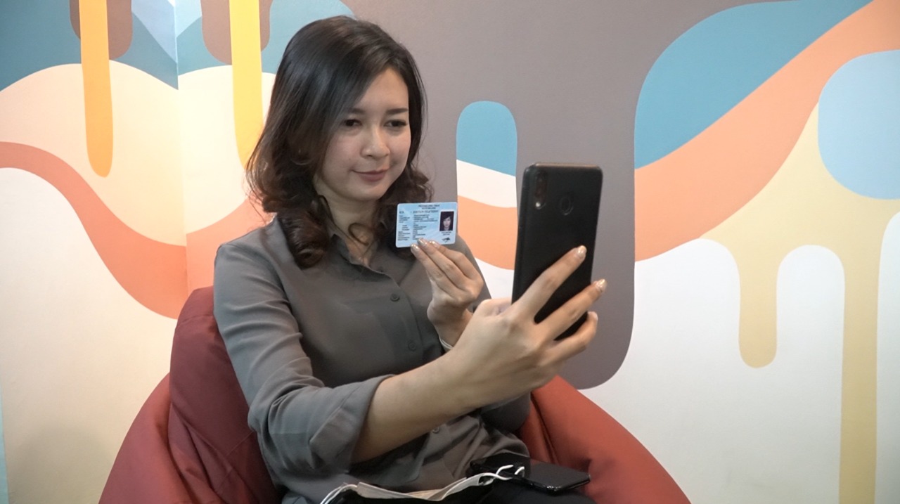 Calon nasabah melakukan proses pembukaan rekening melalui digital saving BRI (Fuad Hasan / Radar Malang)