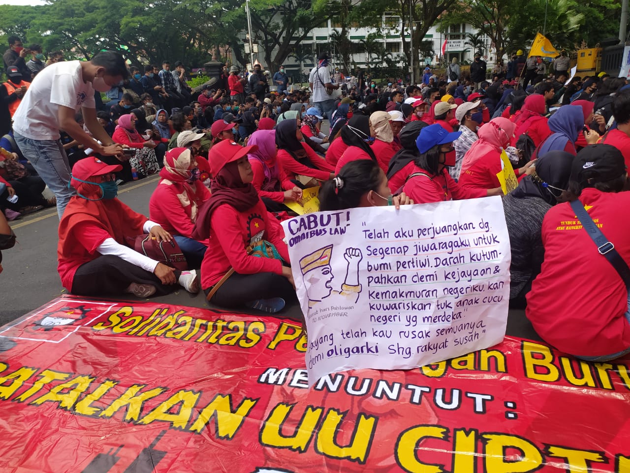 Peserta unjuk rasa yang menilak pengesahan UU Ciptakerja (Errica Vannie / Radar Malang)