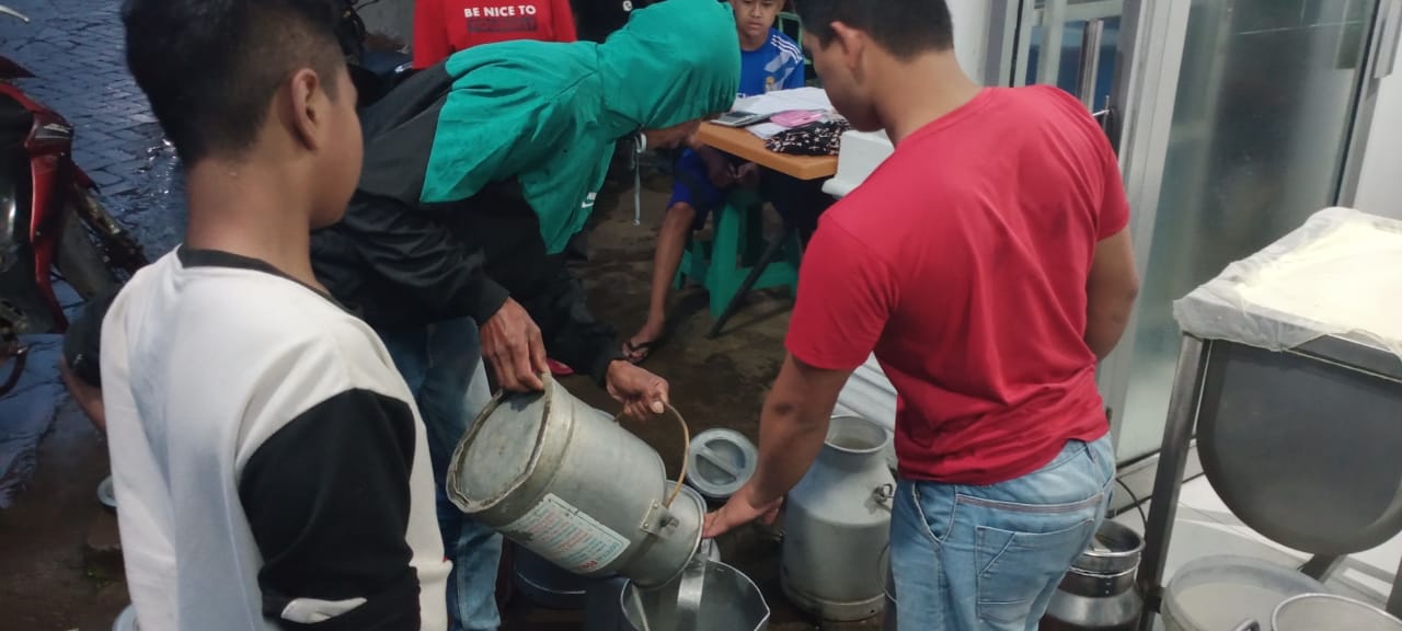 Warga Dusun Brau yang mayoritas menjadi peternak sapi (Nugraha / Radar Malang)