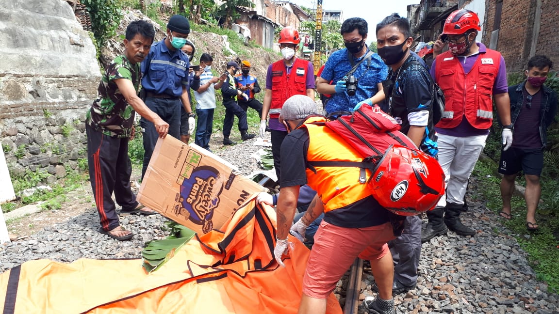 Evakuasi korban kecelakaan kereta api di Klojen. (Biyan Mudzaky / Radar Malang)