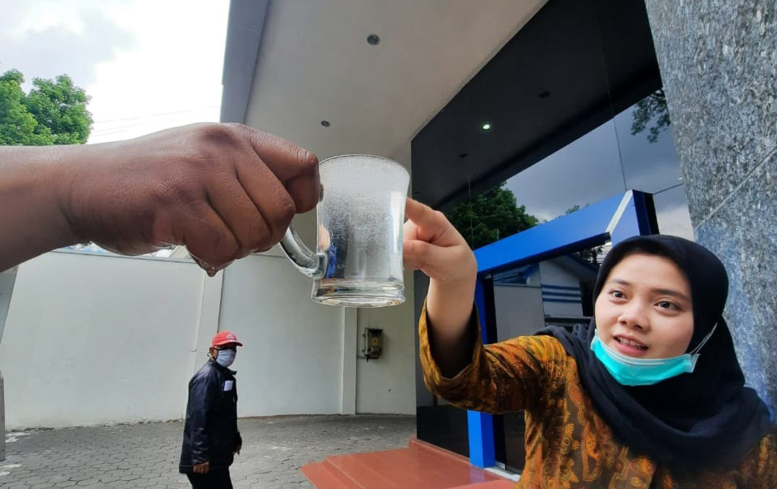 Penampakan air yang masih beraroma solar di kantor Jawa Pos Radar Malang (Lia Yulianti / Radar Malang)