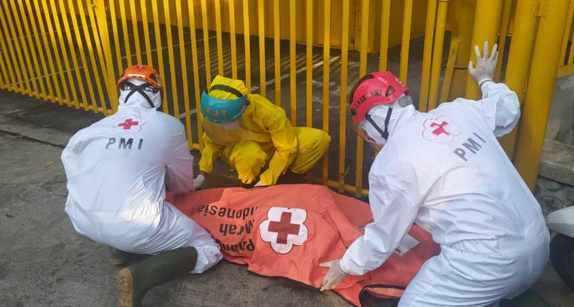 Jazad Sutikno, warga Desa Tambaksari, Kecamatan Tajinan, yang mendadak meninggal dunia di depan bengkel Jalan Letjen S Parman dievakuasi tim Medis PMI Kota Malang, Minggu(15/11). (Istimewa)