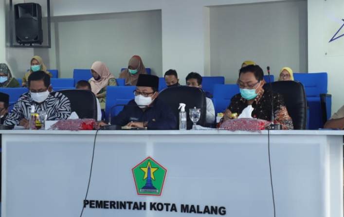 Wali Kota Malang Drs H Sutiaji (tengah) saat Virtual Assessment TPAKD Award Tahun 2020, didampingi Kepala OJK Malang Sugiarto Kasmuri dan Kepala KPw BI  Azka Subhan Aminurridho, di NCC Kota Malang, Senin (16/11). (Istimewa)
