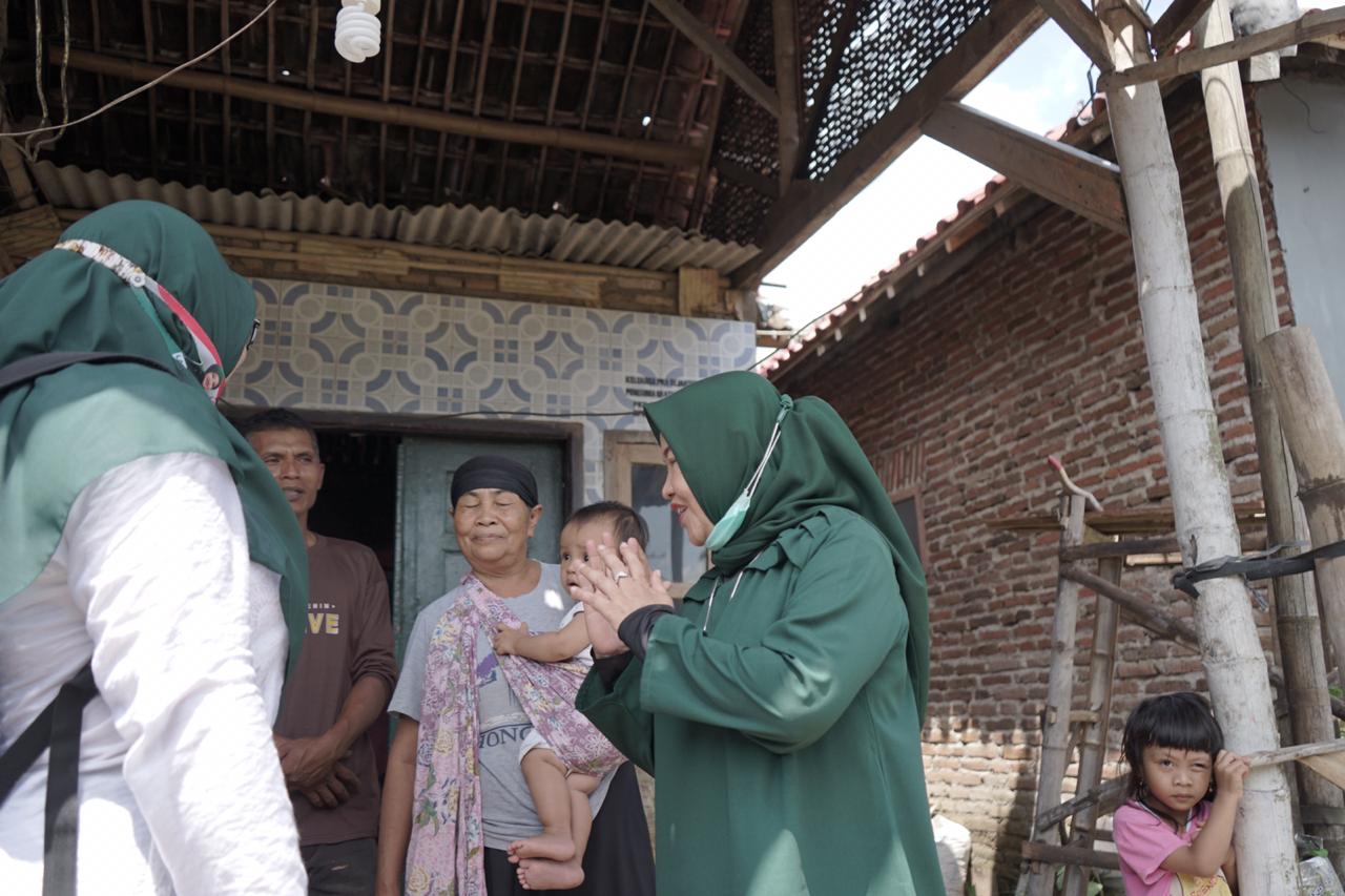 Lathifah Shohib saat menyapa warga di Pakisaji (Malang Bangkit for Radar Malang)