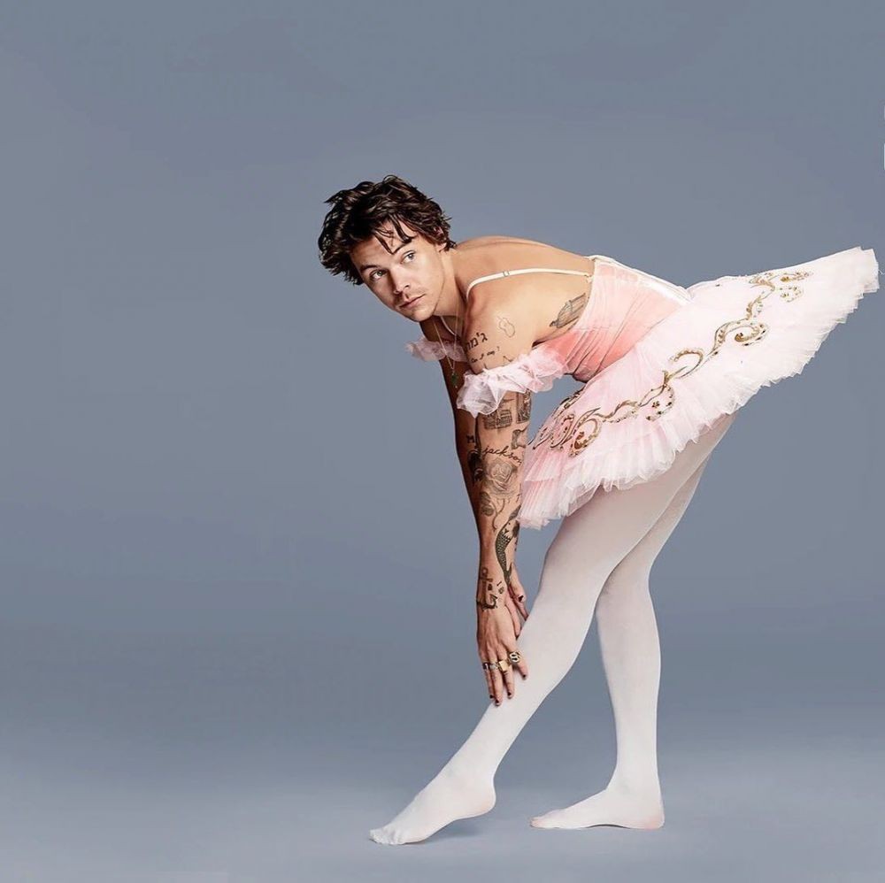 Harry Styles memakai kostum balerina (Vogue)