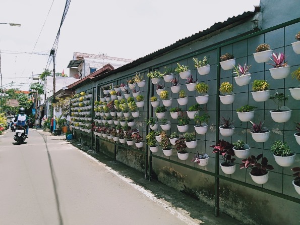 Vertical garden menjadi alternatif sistem bercocok tanam yang banyak diterapkan di kampung-kampung yang ikut dalamlomba Kampung Bersinar. (Imam Nasrodin/Radar Malang)