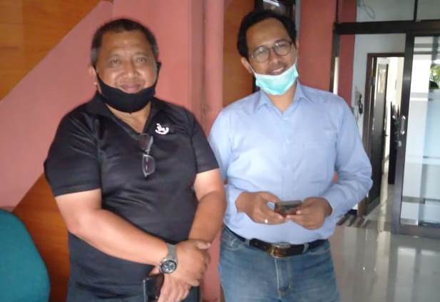 H Agung Mustofa bersama kuasa hukum usai menghadiri sidang sengketa kepemilikan tanah di Jalan Danau Jonge, Selasa (17/11). (Biyan Mudzaky H/Radar Malang)