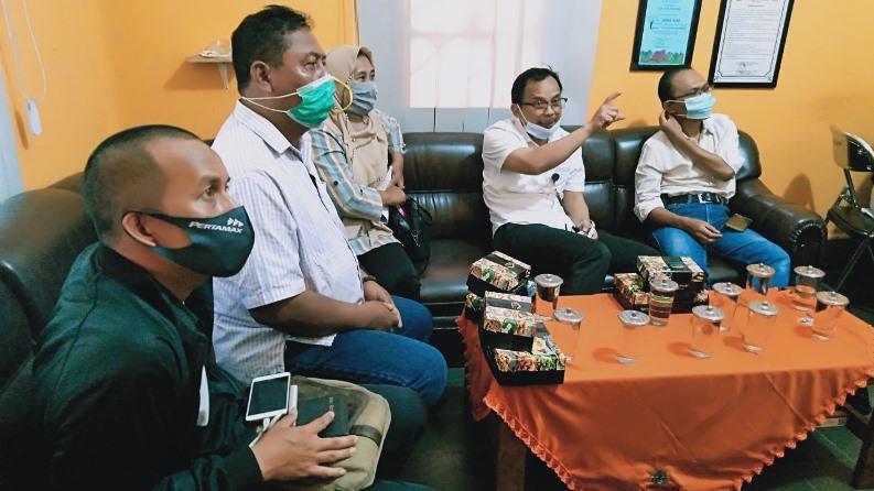 Tim Juri Lomba Kampung Bersinar tengah berdiskusi usai melakukan penjurian terakhir hari ini (18/11). (Imam Nasrodin/Radar Malang)
