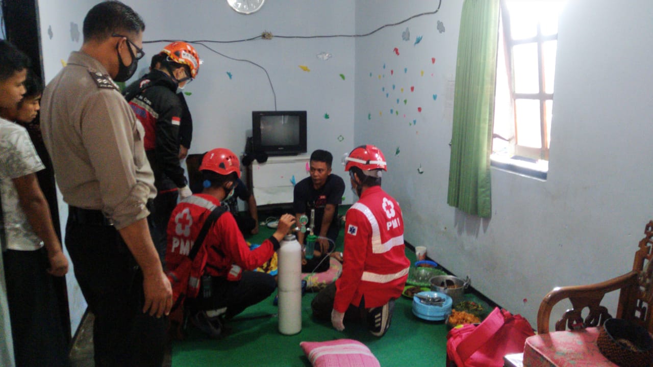 PMI Kota Malang melakukan pertolongan pertama kepada korban yang tercebur sumur (PMI Kota Malang for Radar Malang)