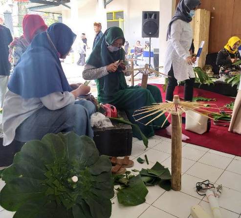 Peserta workshop membuat payung berbahan baku daun yang digelar Dewan Kesenian Malang (DKM), Kamis (19/11). (Errica Vannie/Radar Malang)