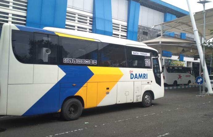 Armada bus DAMRI saat berada di Terminal Kota Batu. (Wildan Agta Affirdausy/Radar Batu)
