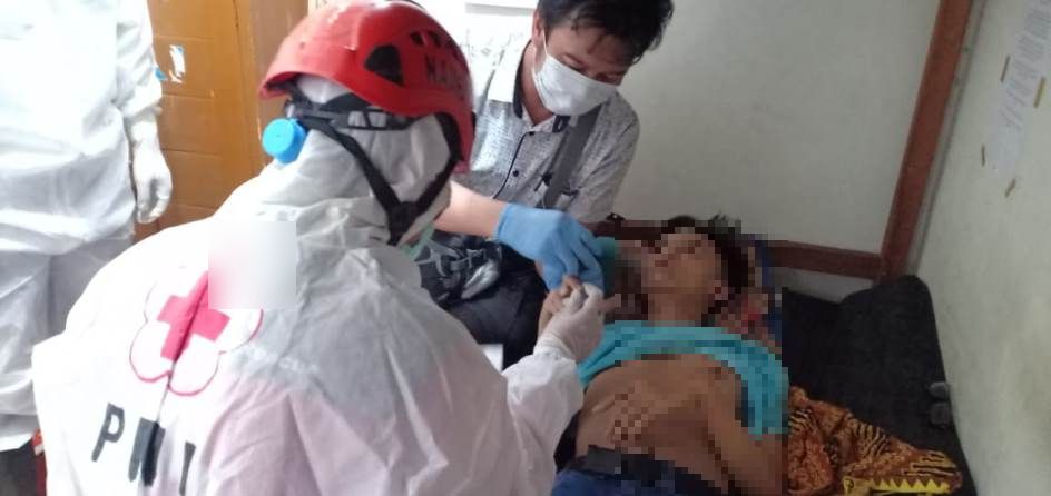 Jenazah Muhamad Taufik Nur Arifin yang ditemukan tak bernyawa di kosan Jalan Jakarta Dalam 9 diidentifikasi petugas, Kamis (19/11). (Istimewa)