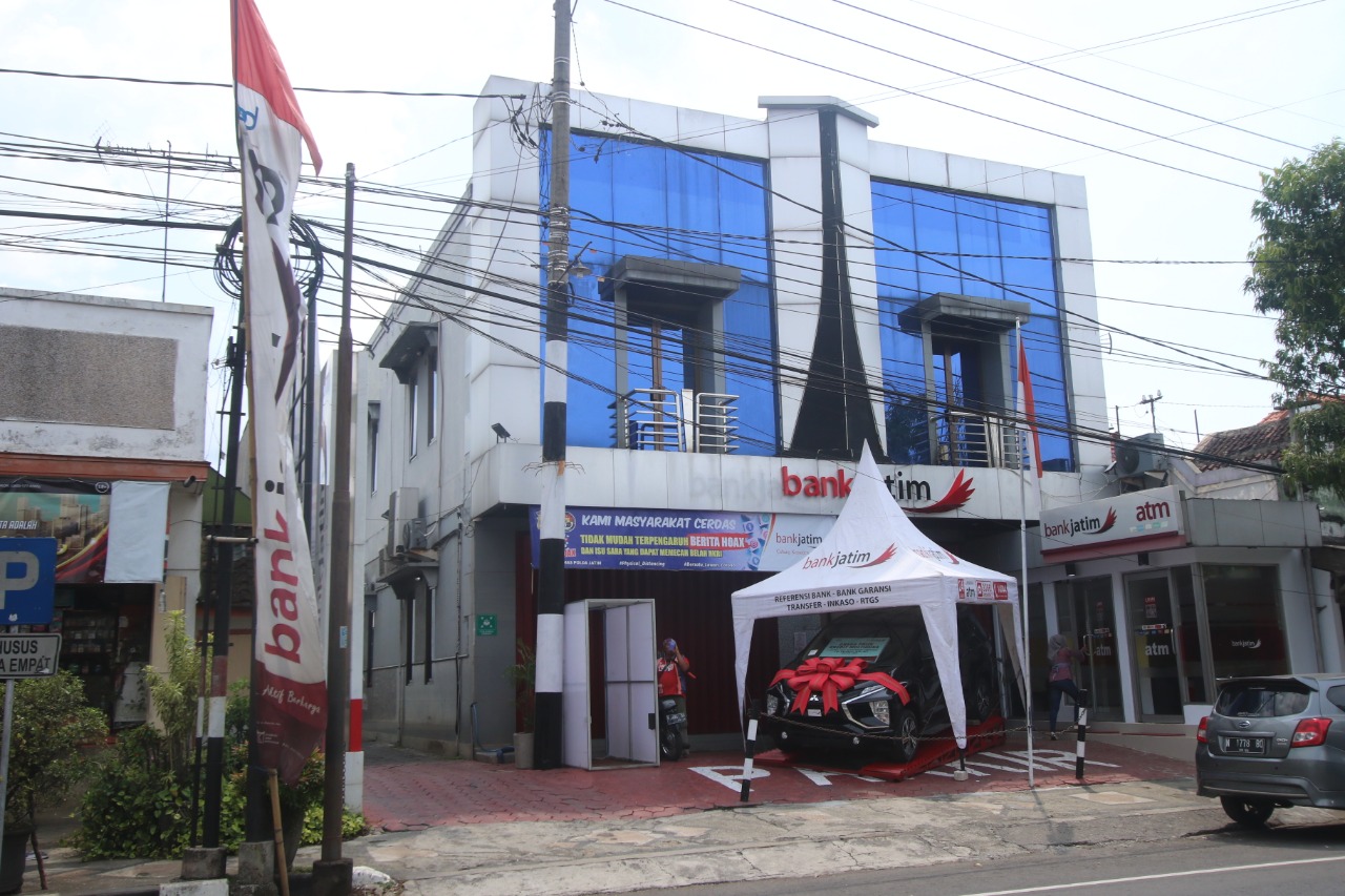 Suasana di Bank Jatim Kepanjen (Darmono / Radar Malang)