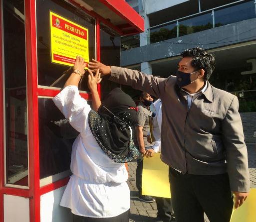 Tim Bapenda Kota Malang melakukan pemasangan stiker dan segel peringatan kepada WP Pajak Hotel, Resto, Parkir, dan Air Tanah. (Istimewa)