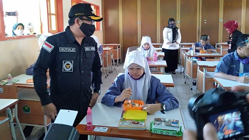 Wali Kota Malang Sutiaji meninjau sekolah di Kota Malang yang sudah melakukan uji coba sekolah tatap muka, beberapa waktu lalu. (Imam Nasrodin/Radar Malang)