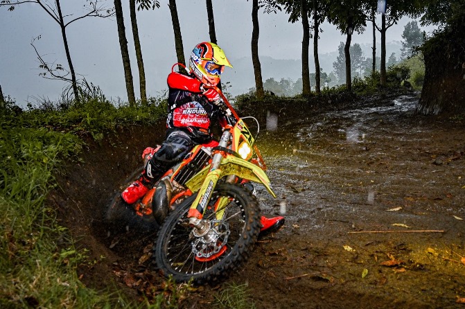 Salah satu peserta Kompetisi Nasional Motor Trail mencoba menaklukkan medan berlumpur.  (Nugraha Perdana/Radar Batu)