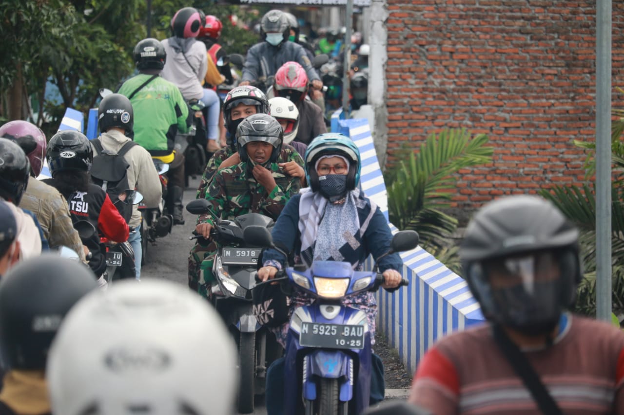 Pengendara saat melewati Jembatan Pelor  Kota Malang. Jalur ini menjadi akses alternatif saat Jalan Basuki Rahmat ditutup untuk pembangunan Kayutangan Heritage (Laoh Mahfud / Radar Malang)
