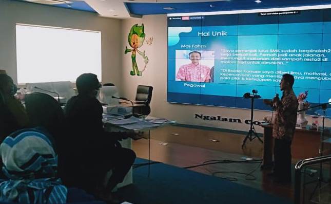 Salah satu peserta Dekranasda Award 2020 mempresentasikan hasil karyanya di depan dewan juri di Ngalam Command Center (NCC), Senin (23/11). (Imam Nasrodin/Radar Malang)