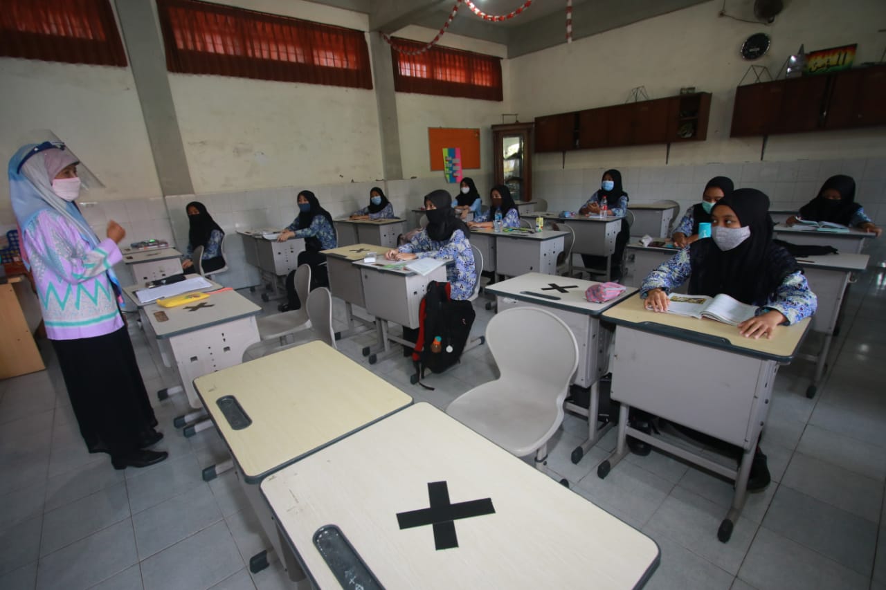 Ilustrasi guru mengajar (Laoh Mahfud / Radar Malang)