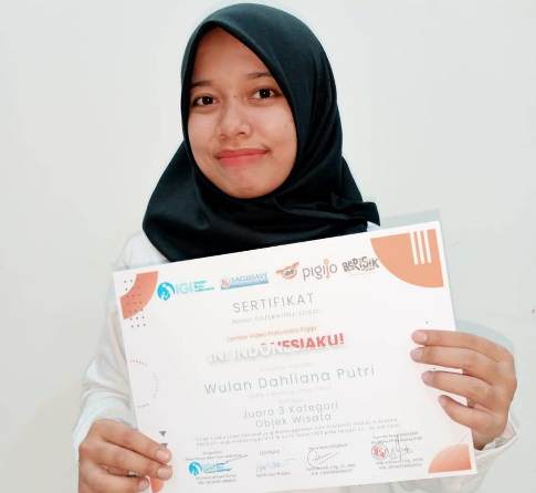 Wulan Dahliana Putri menunjukkan salah satu sertifikat lomba yang dimenangkannya.  (Chosa Setya Ayu Widodo/Radar Malang)