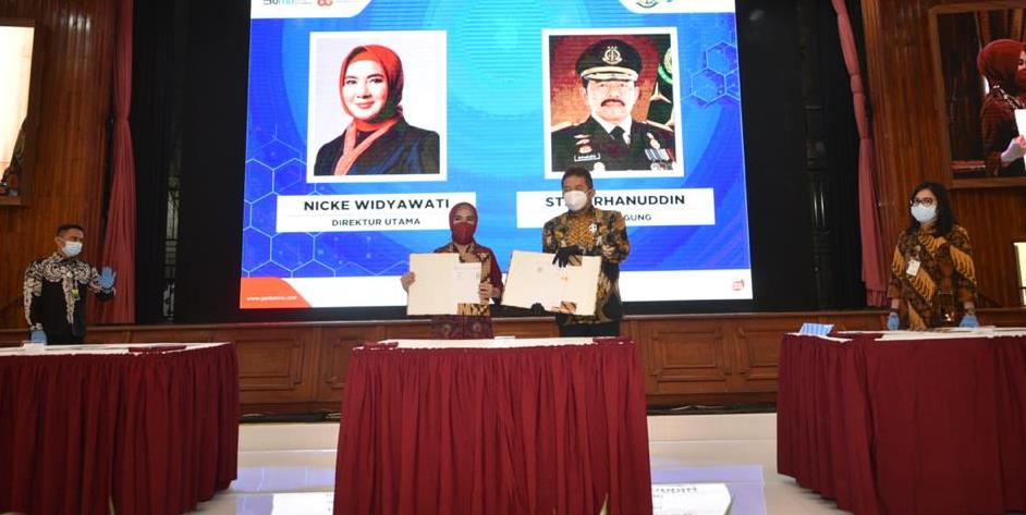 Direktur Utama Pertamina Nicke Widyawati dan Jaksa Agung Republik Indonesia ST Burhanudin saling menunjukkan Memorandum of Understanding (MoU) yang sudah ditandatangani, di Jakarta, Rabu (25/11). (Istimewa)