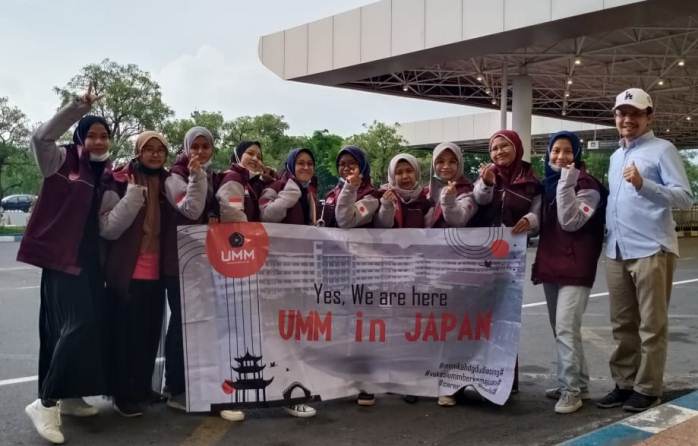 Rombongan lulusan prodi Keperawatan UMM yang akan berangkat ke Jepang dilepas Direktur DV-UMM Tulus Winarsunu (kanan). (Istimewa)
