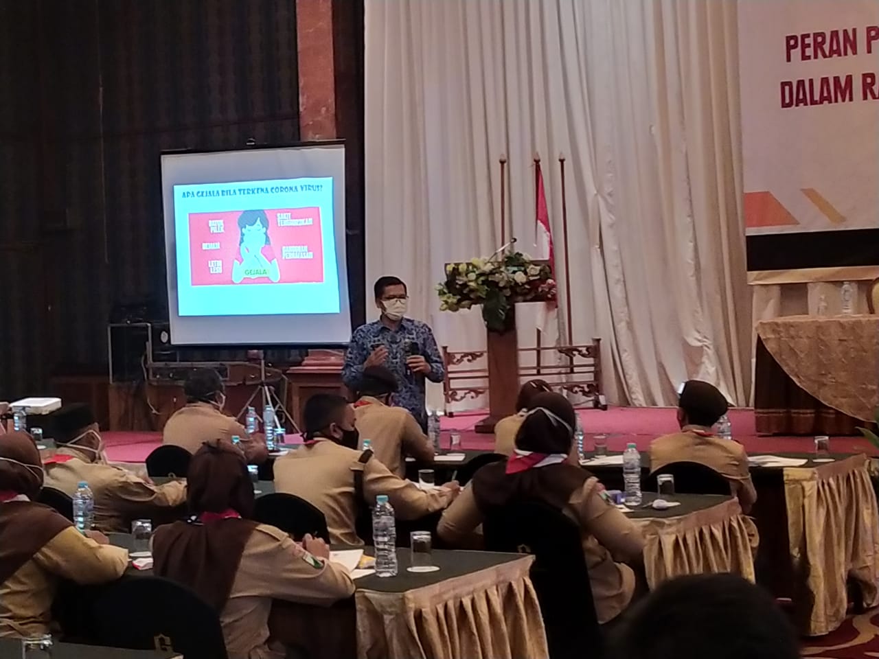 Jubir Satgas Covid-19 kota Malang, Husnul Muarif memberi edukasi kepada anggota Pramuka Kota Malang (Errica V/ Radar Malang)