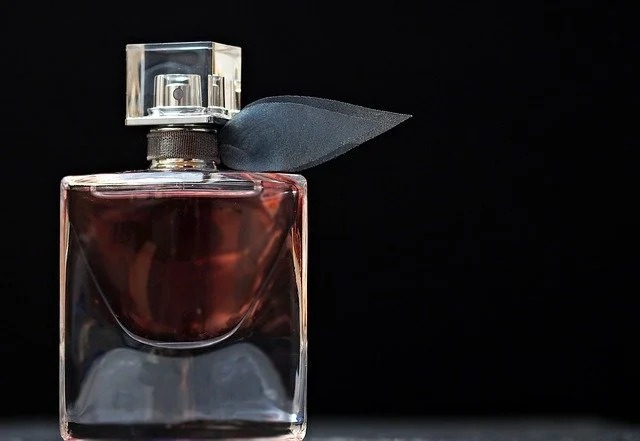 Ilustrasi hadiah parfum (pinterest)
