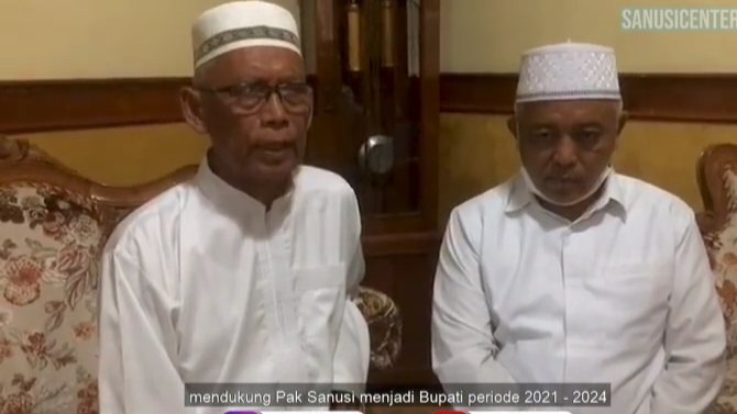 KH Achmad Muchtar Ghozali (kiri) bersama calon bupati pasangan calon nomor urut satu, HM Sanusi. (Istimewa)