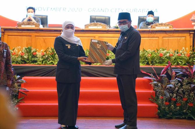 Gubernur Jatim Khofifah Indar Parawansa menyerahkan DIPA dan Buku TKDD Tahun 2021 kepada Wawali Kota Malang Sofyan Edi Jarwoko di Grand City Convex Surabaya, hari ini (30/11). (Istimewa)