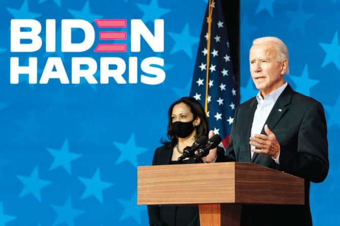 Capres-cawapres Partai Demokrat Joe Biden-Kamala Harris menyampaikan pidato politik di The Queen Theater, Wilmington, Delaware, Amerika Serikat, Kamis (5/11).  (CAROLYN KASTER/AP)