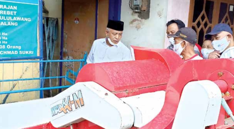 Calon Bupati Malang HM Sanusi (kiri) saat mengunjungi Kecamatan Bululawang, beberapa waktu lalu. (Farik Fajarwati/Radar Kanjuruhan)