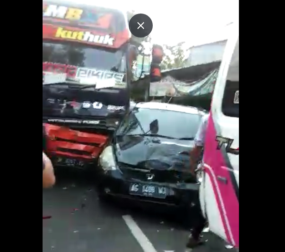 Kecelakaan beruntun di Jalan trunojoyo, Kota Batu (screenshot)