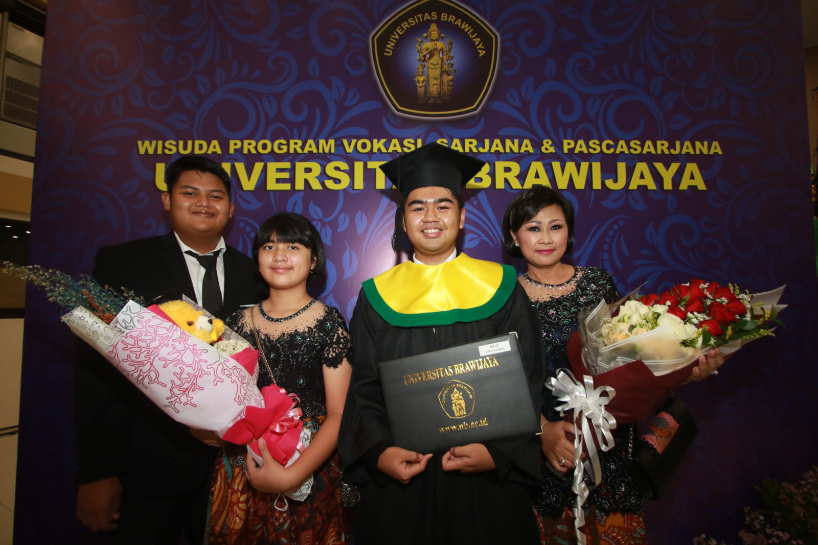 Rivaldo saat mengikuti prosesi wisuda (istimewa)