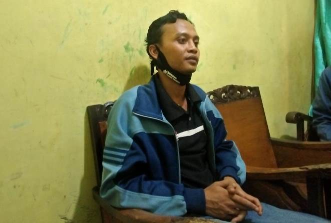 Dedik Purnomo di rumah orang tuanya Desa di Kemantren, Kecamatan Jabung, Kabupaten Malang. (Ahmad Fikiansyah/Radar Malang)