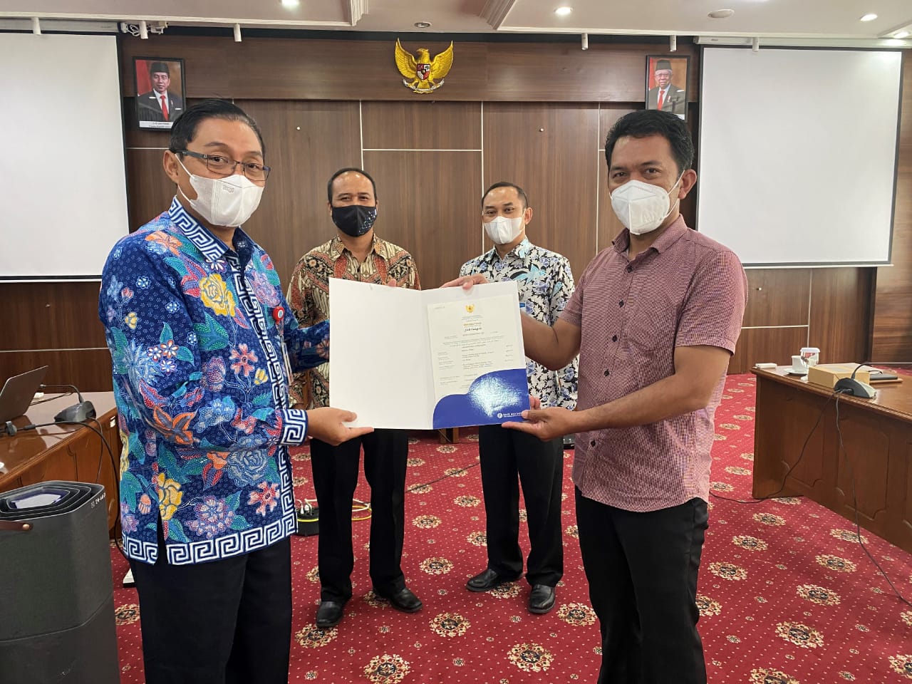 Kepala Perwakilan BI Malang Azka Subhan saat menyerahkan sertifikat kepada peserta pelatihan Juleha.(BI Malang for Radar Malang)