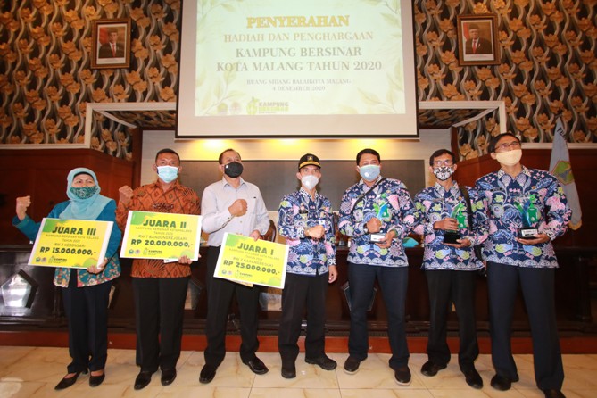 Penyerahan hadiah dan piagam untuk para juara kampung bersinar yang digelar di Balai Kota Malang. (Mahfud/Radar Malang)