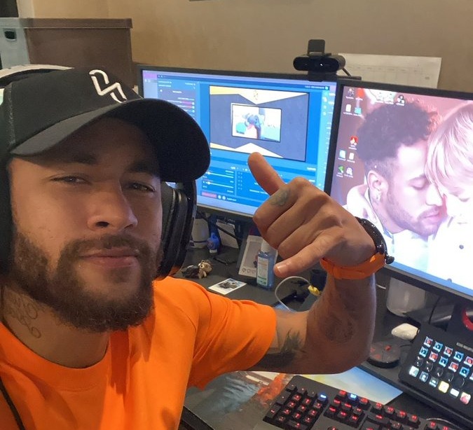 Neymar Junior di depan PC yang biasa digunakan untuk nge-game.(sumber: twitter/neymarjr)