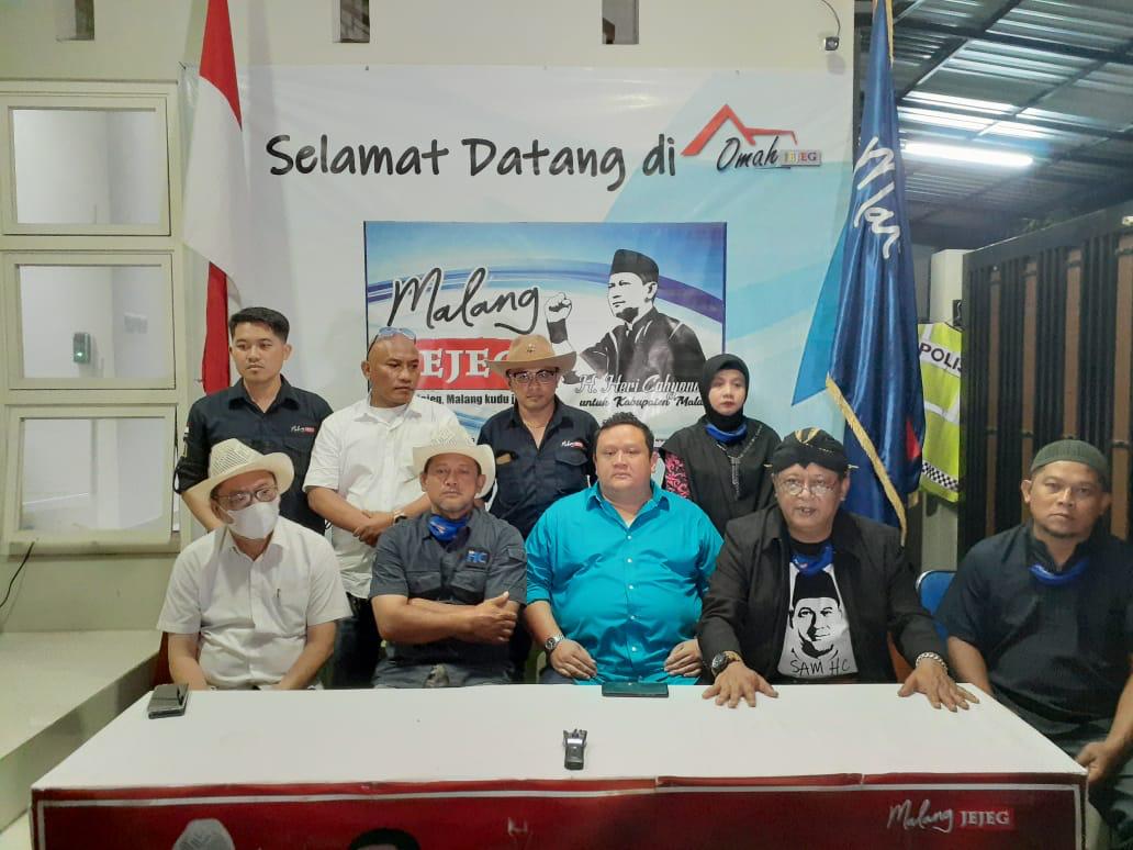 Sam HC (Heri Cahyono) - Gunadi Handoko bersama tim Malang Jejeg usai memantau hasil penghitunjgan cepat Pilkada Malang. (Andika Satria Perdana/Radar Malang)