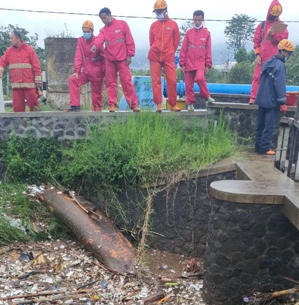 Petugas BPBD Kota Batu saat akan membersihkan sampah yang menyumbat sungai. (BPBD Kota Batu)