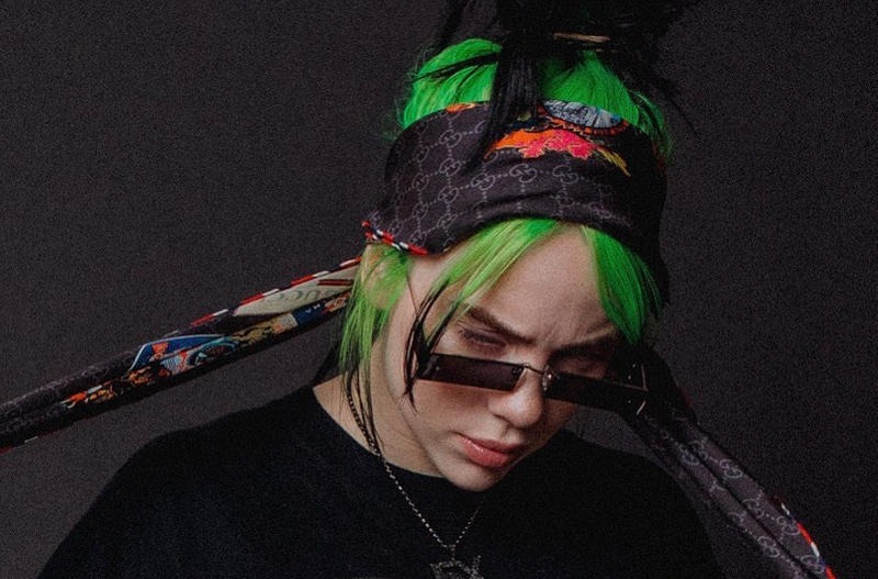 Billie Eilish dengan tampilan rambut warna hijau yang mulai diprotes para fans-nya untuk segera diganti warna lain. (source : NY Times)