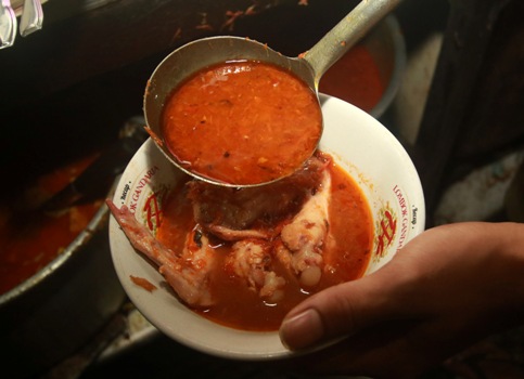 Menu sayap pedas warung Pak Bajil, Jalan Pulosari, Bareng, Kota Malang (LAOH MAHFUD/ RADAR MALANG)